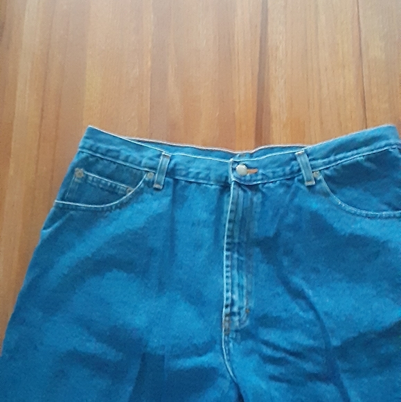 Men's jean shorts, like new condition - Picture 2 of 3